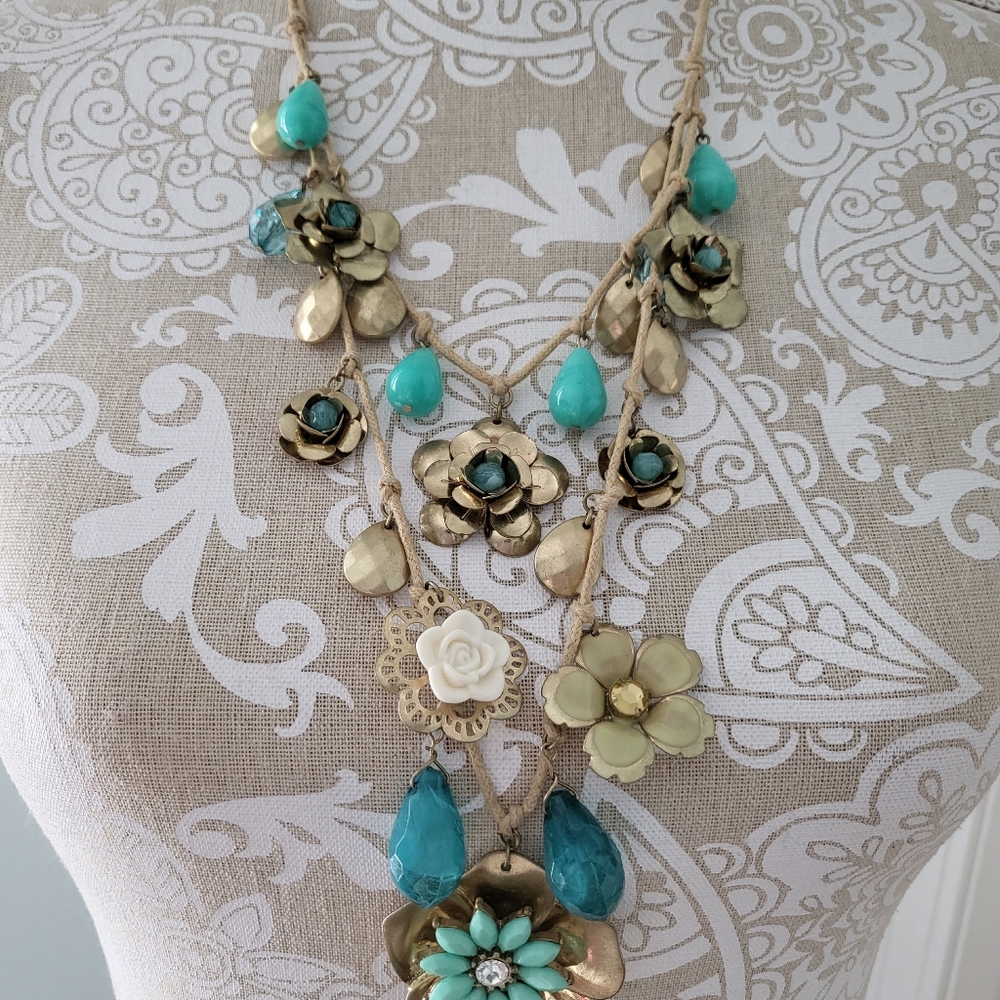 Woman’s Turquoise Necklace